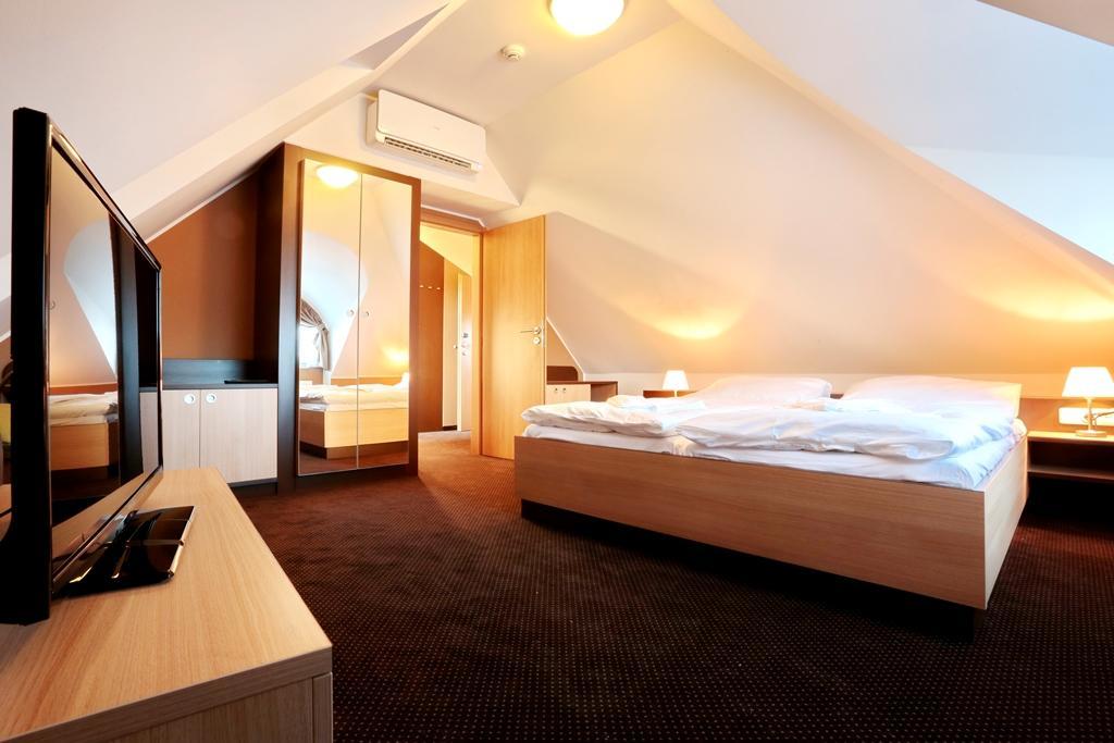 Hotel Zamek Berchtold Strancice Экстерьер фото