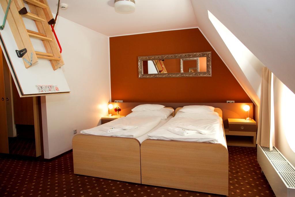 Hotel Zamek Berchtold Strancice Экстерьер фото