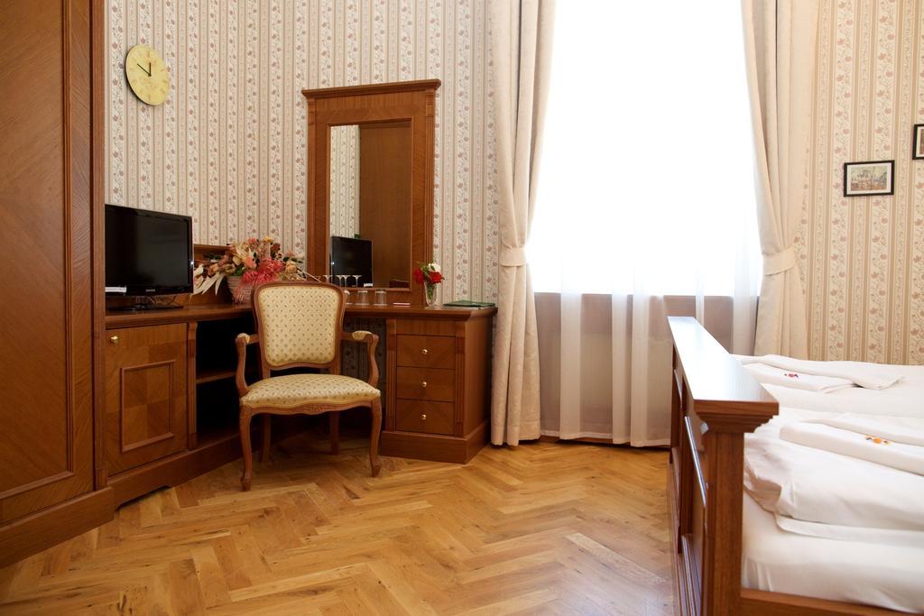 Hotel Zamek Berchtold Strancice Экстерьер фото