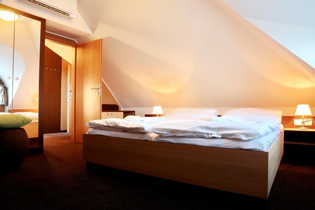 Hotel Zamek Berchtold Strancice Экстерьер фото