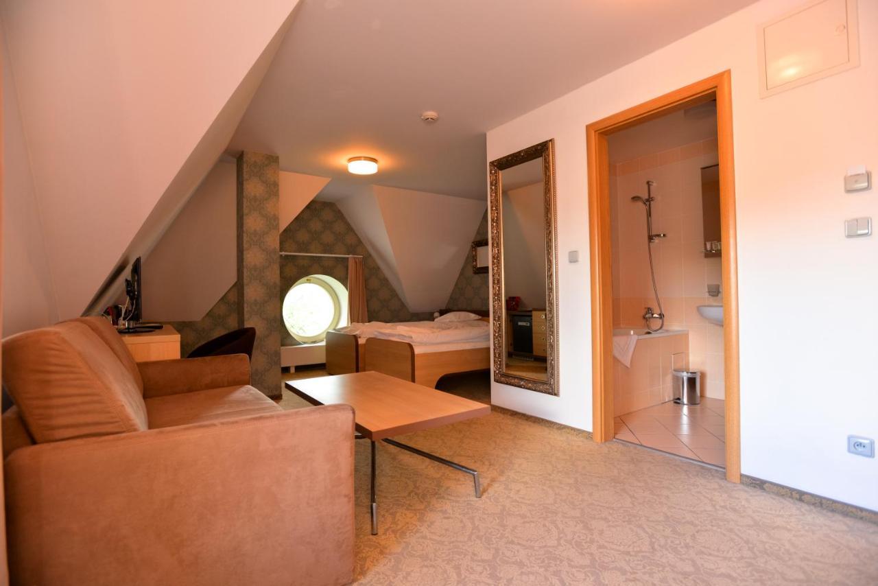 Hotel Zamek Berchtold Strancice Экстерьер фото